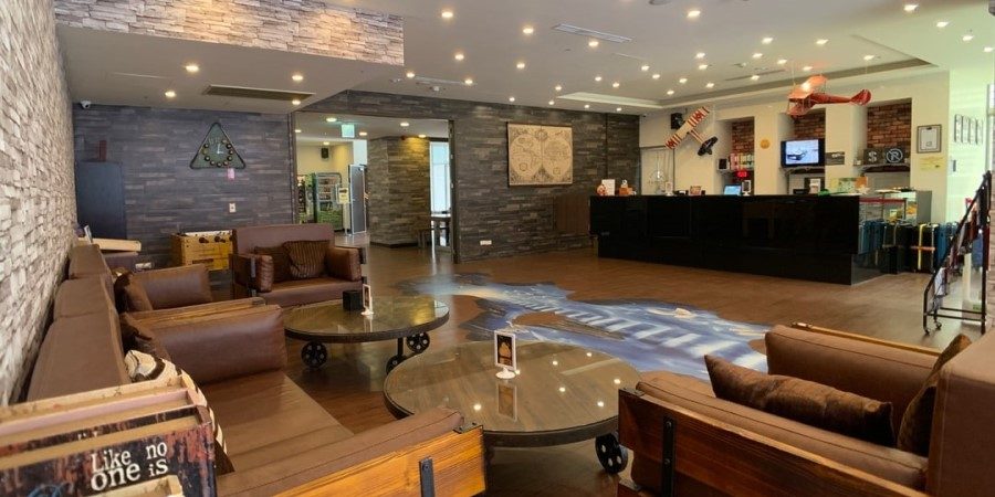 酒店大廳內部，設有酒吧和舒適的椅子，營造出放鬆的氛圍